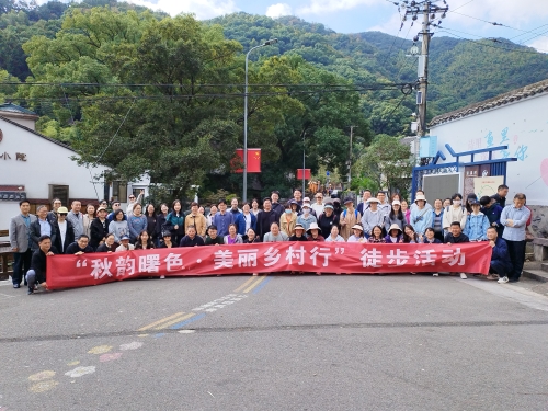 3.圖為該局干部在參加徒步登山.jpg